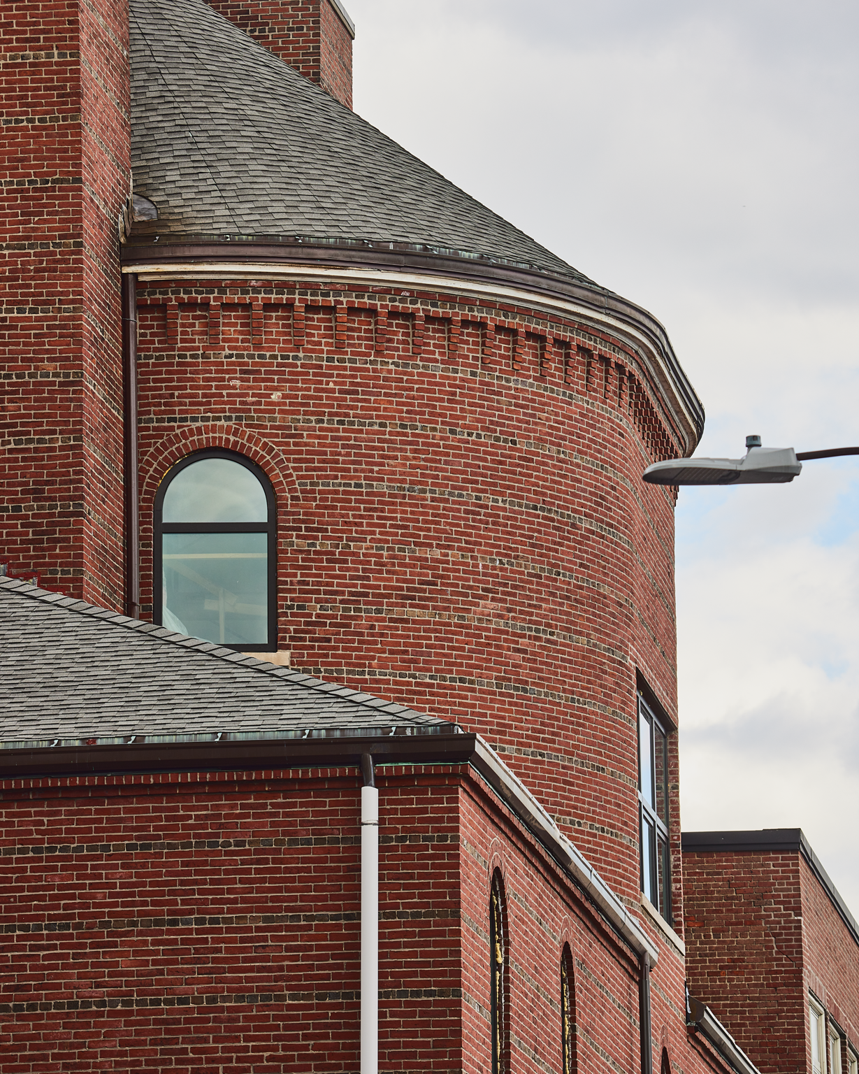 Duplicate upload: curved brick apse with arched windows at 163 Chestnut Street in Chelsea, Massachusetts